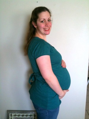 38 weeks with this one. I'm guessing, he won't be as big as Amelie, but my belly has definitely grown a lot since the 29 week picture. 